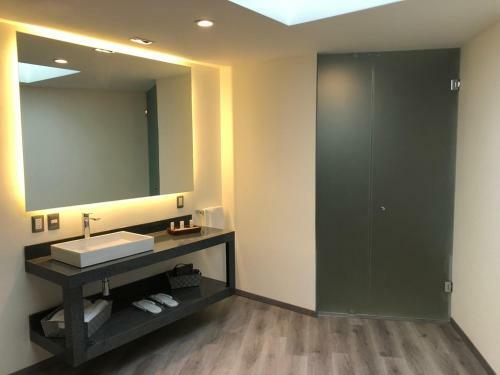 Hotel Kaia Suites