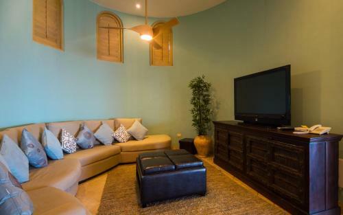 Luxurious Golf Getaway For 14, Villa De Los Faros