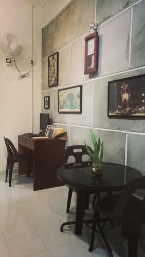 Hostal Village 218 Guest House