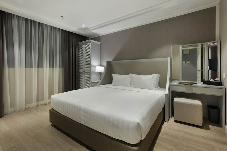 M Summit 191 Executive Hotel Suites
