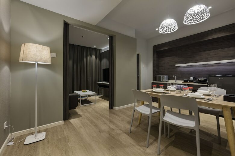 M Summit 191 Executive Hotel Suites