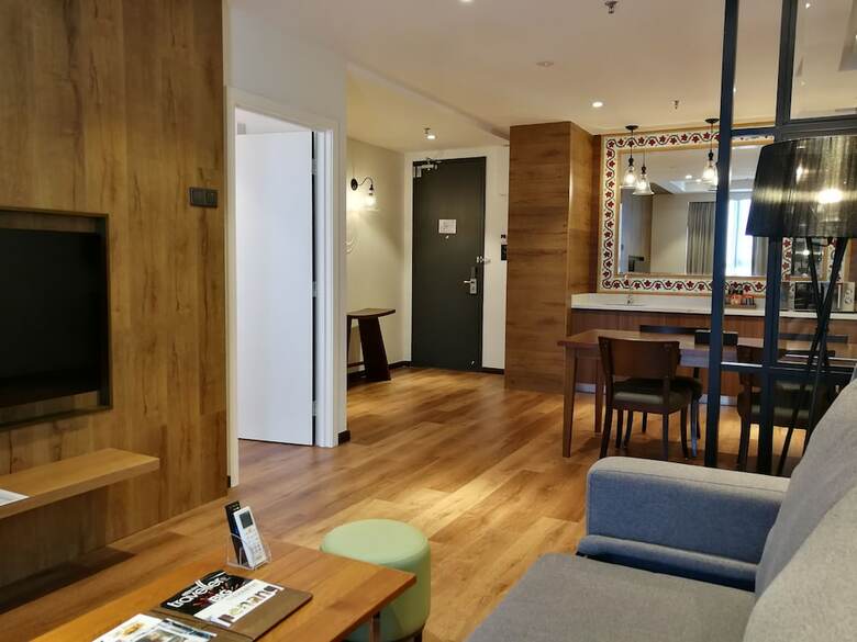 M Summit 191 Executive Hotel Suites