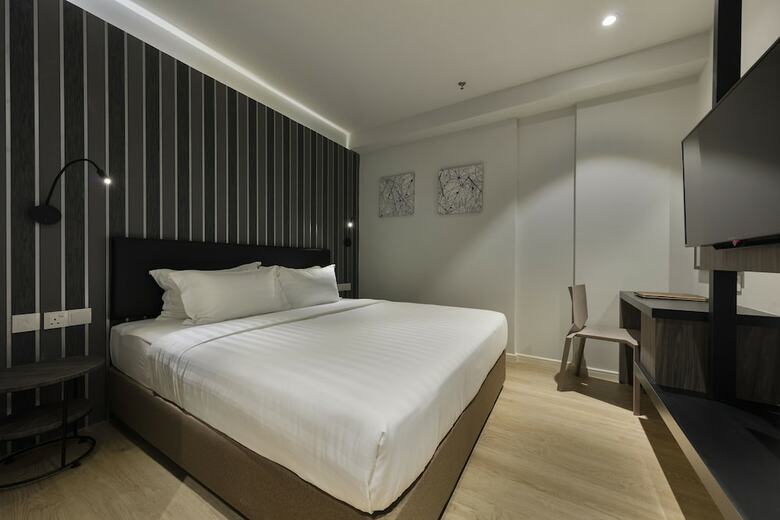 M Summit 191 Executive Hotel Suites