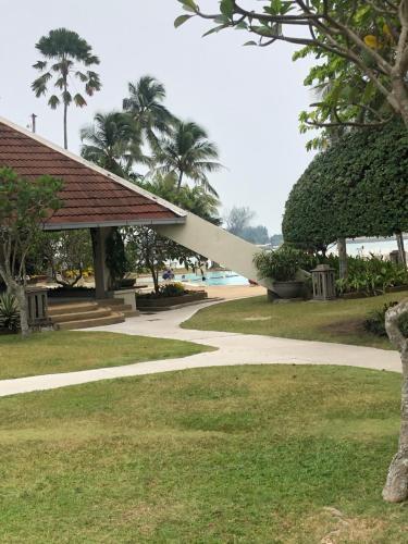 Apartamentos Mieqa@theregencytanjungtuan (seafront Unit)