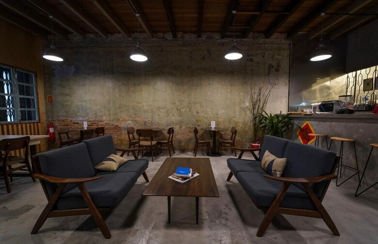 D� Cafe & Rest House