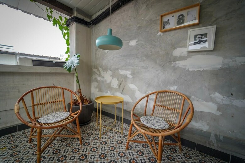 D� Cafe & Rest House