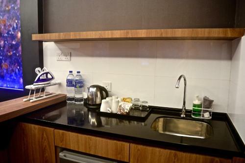 Iconic Suites & Pods Hotel