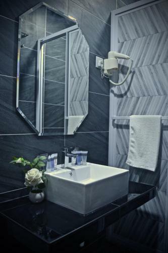 Iconic Suites & Pods Hotel