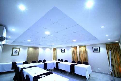 La Cour Hotels And Apartments Glover