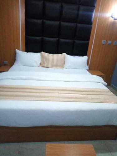 11:45 Hotel & Suites