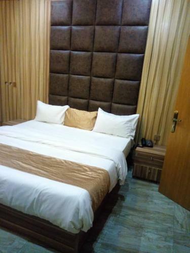 11:45 Hotel & Suites
