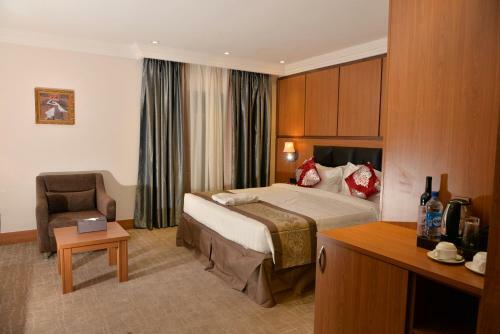 Grand Pela Hotel & Suites