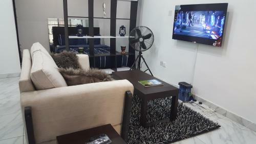 1 Bedroom Apartment - Off Chevron Drive