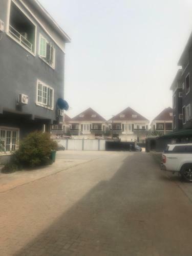 1 Bedroom Apartment - Off Chevron Drive