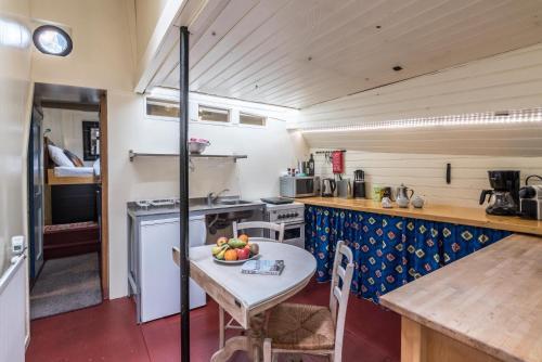 Bed & Breakfast Houseboat R�ussi