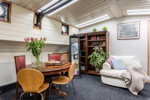 Bed & Breakfast Houseboat R�ussi
