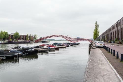Bed & Breakfast Houseboat R�ussi