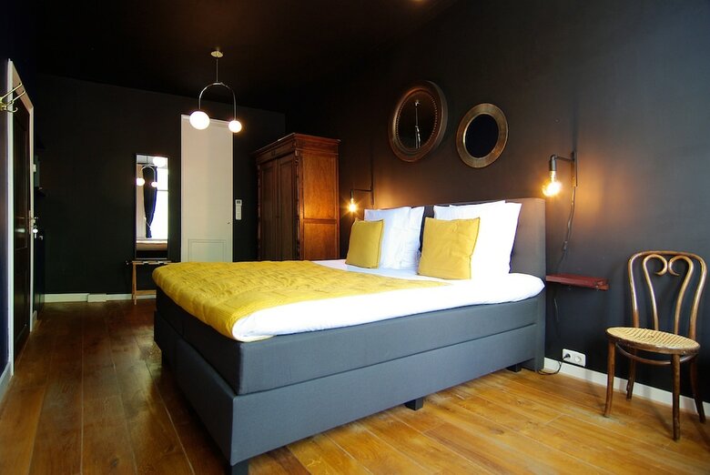 Hostal 1637: Historic Canal View Suites