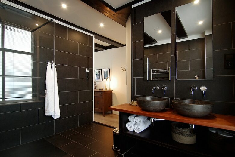 Hostal 1637: Historic Canal View Suites