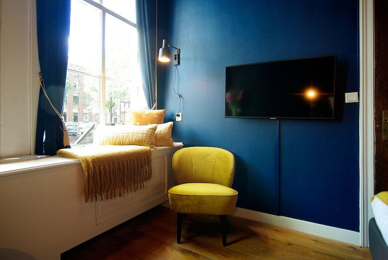 Hostal 1637: Historic Canal View Suites