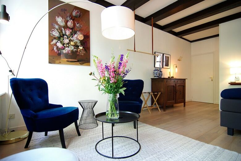 Hostal 1637: Historic Canal View Suites