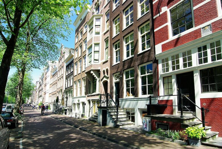 Hostal 1637: Historic Canal View Suites