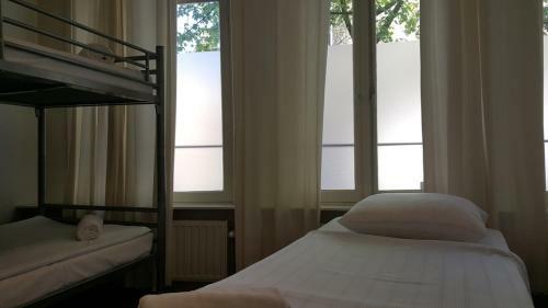 Bed & Breakfast Amsroom - Females Only