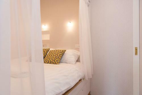 Monumental Canal Apartment