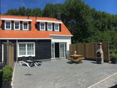 Comfortable Holiday Home In Oostkapelle Near Beach