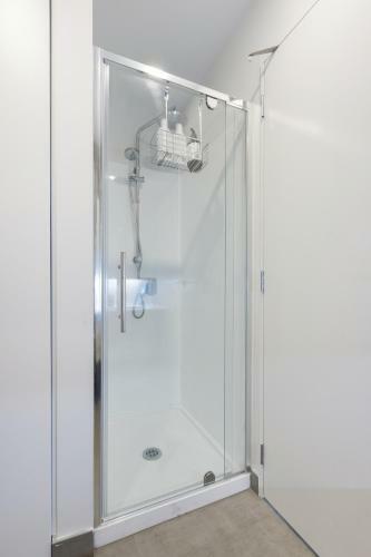 Brand New Modern Studio Apartment In Central Queen Street
