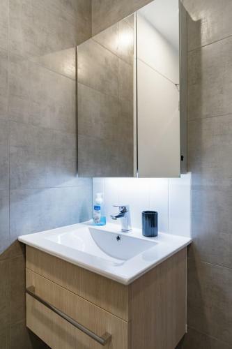 Brand New Modern Studio Apartment In Central Queen Street
