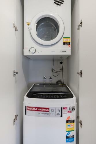 Brand New Modern Studio Apartment In Central Queen Street
