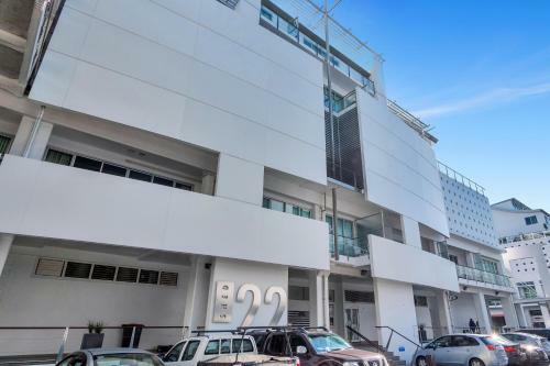 Suberb Waterfront City 2 Brm Apartment