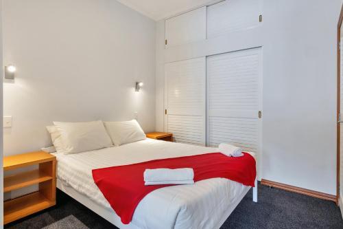Suberb Waterfront City 2 Brm Apartment