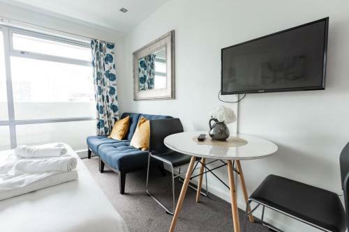 Beautiful Studio Apartment With Pool And Gym!
