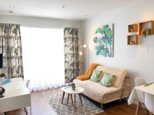 Heart Of Downtown - Sunny Botanical Style Apartment