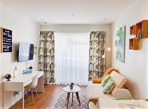 Heart Of Downtown - Sunny Botanical Style Apartment