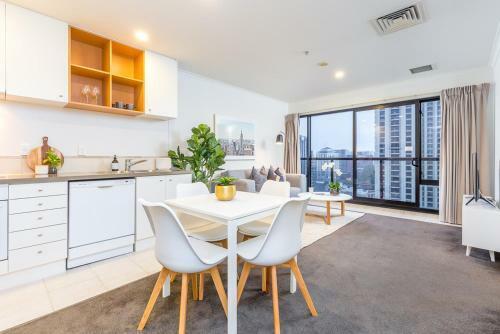 Lovely City Apartment! Views, Pool And Gym