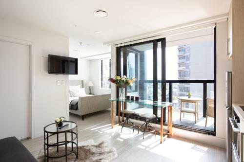 Under The Sky Tower -- Brand New Modern Apartment