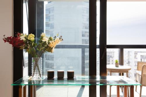 Under The Sky Tower -- Brand New Modern Apartment