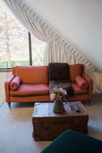 Hostal Britten Stables Library Suite