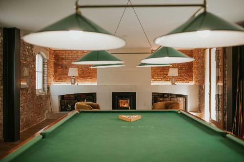Hostal Britten Stables Library Suite