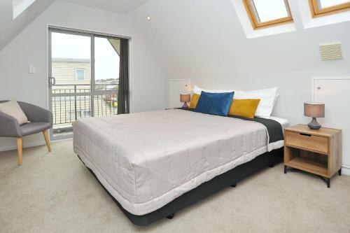 Regents Villa A - Christchurch Holiday Homes