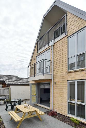 Regents Villa A - Christchurch Holiday Homes