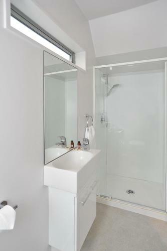 Regents Villa A - Christchurch Holiday Homes