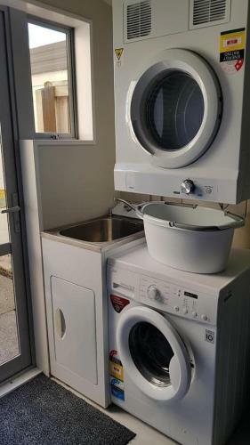 Regents Villa A - Christchurch Holiday Homes
