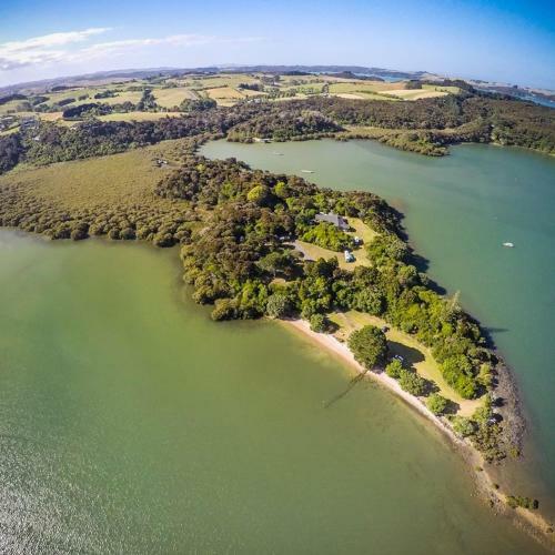 Lodge Aroha Island