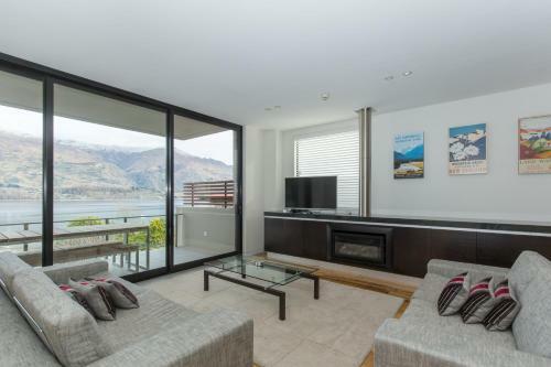 Lakeshore Springs Apartments
