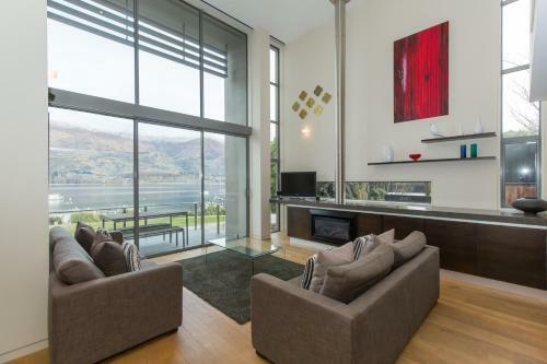Lakeshore Springs Apartments