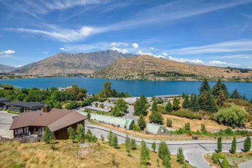Remarkable Views On Goldrush Way - Queenstown Holiday Home